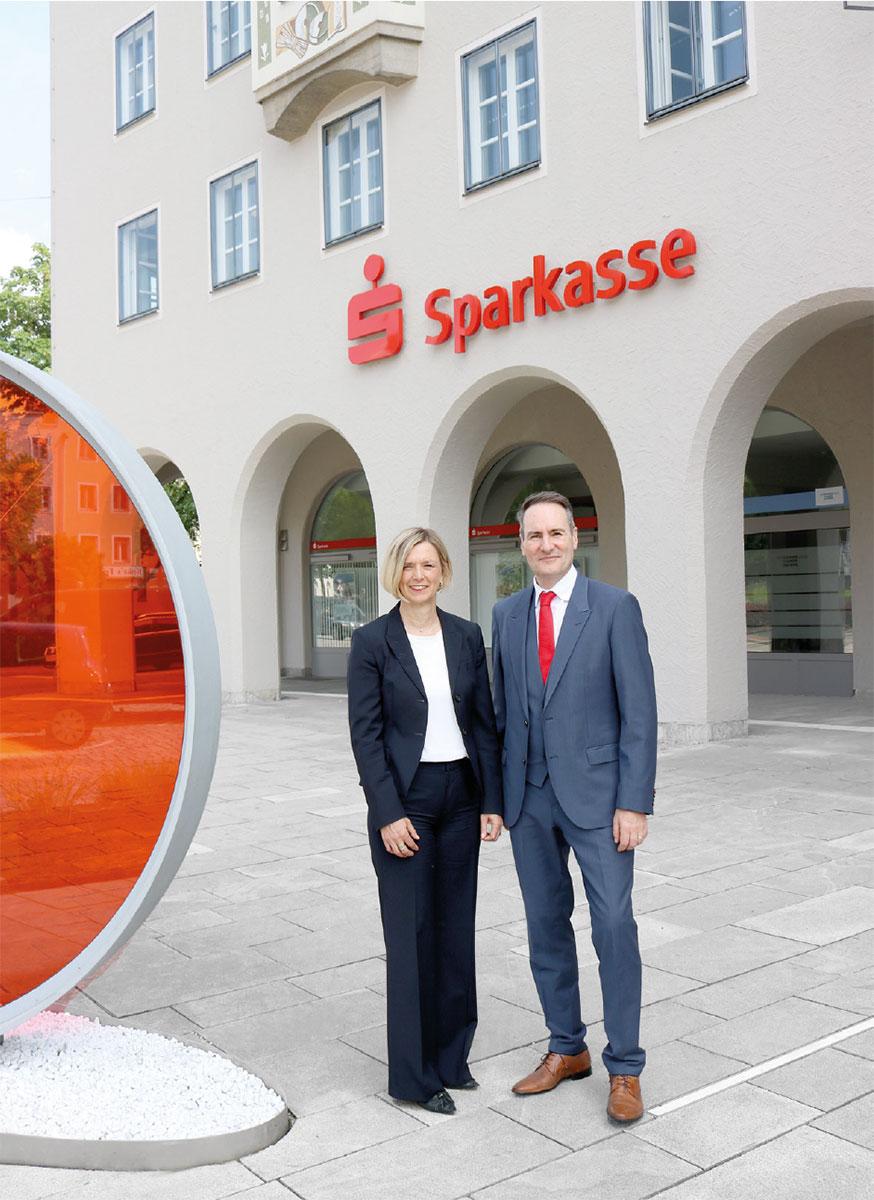 Markus Putz und Alexandra Schuhbauer, Vorstand der Sparkasse Altötting-Mühldorf